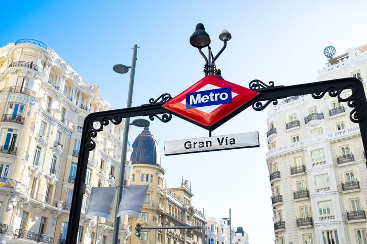 El viajero que llega a Madrid tiene que pasear sí o sí por Gran vía.