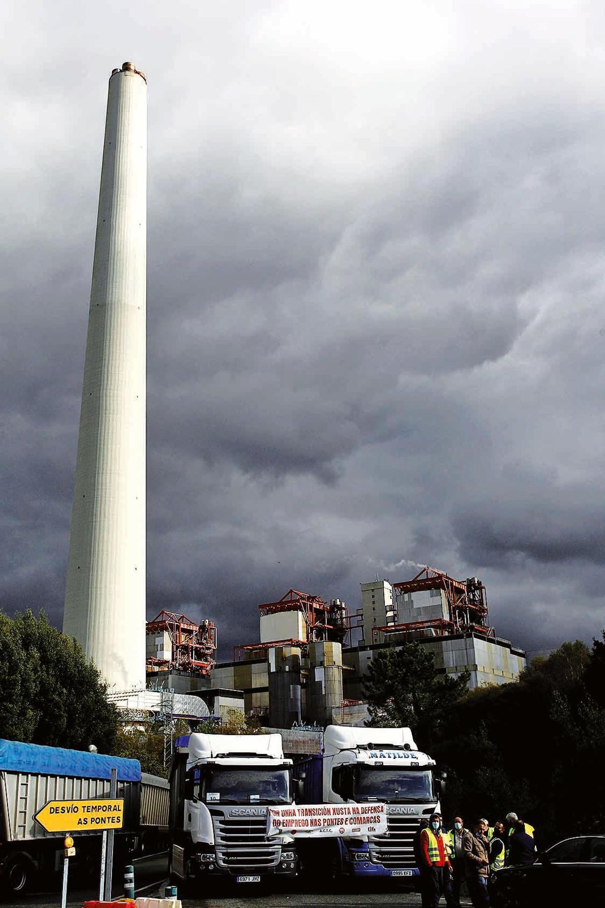 Chimenea de la central de Endesa en As Pontes durante una protesta de transportistas en un oscuro día de hace dos años. Foto: Kiko Delgado