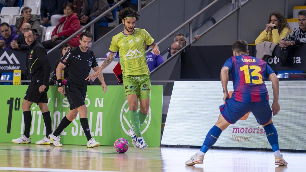 Lucao conduce el balón ante Catela.