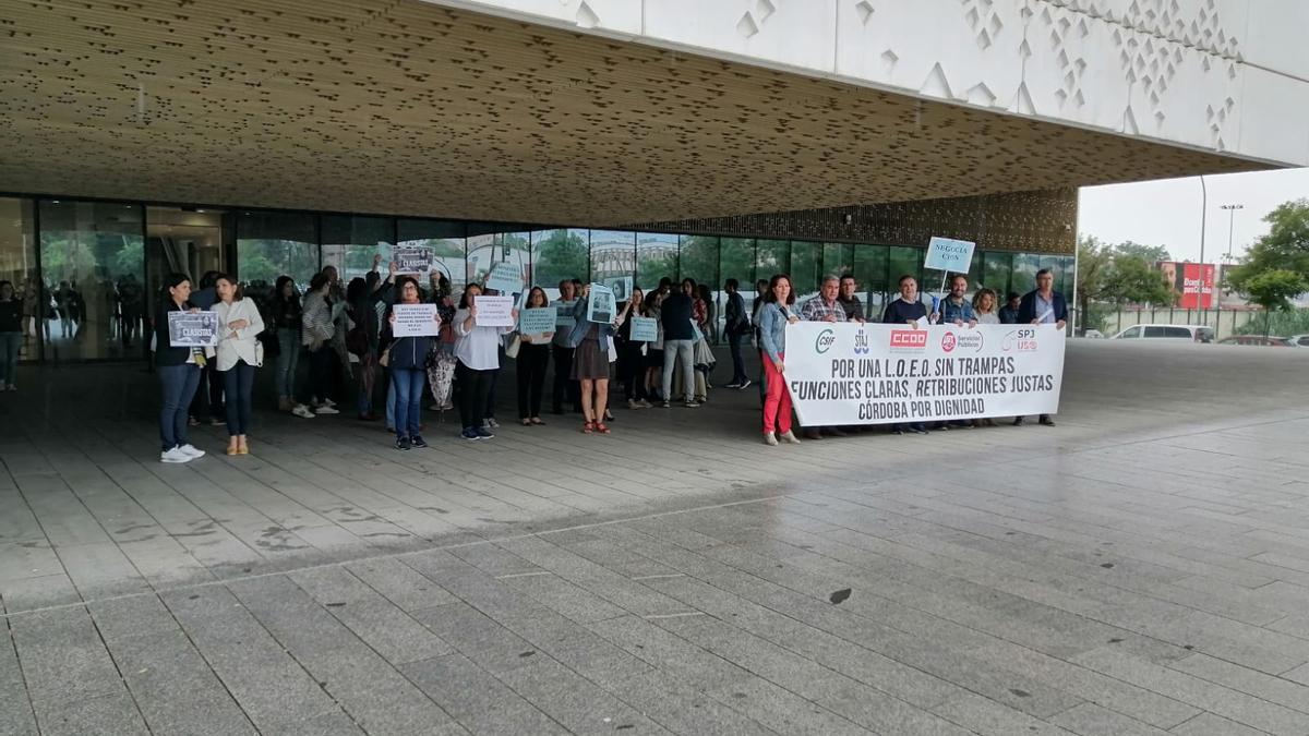 Concentración de los funcionarios de Justicia a las puertas de la sede judicial en Córdoba.