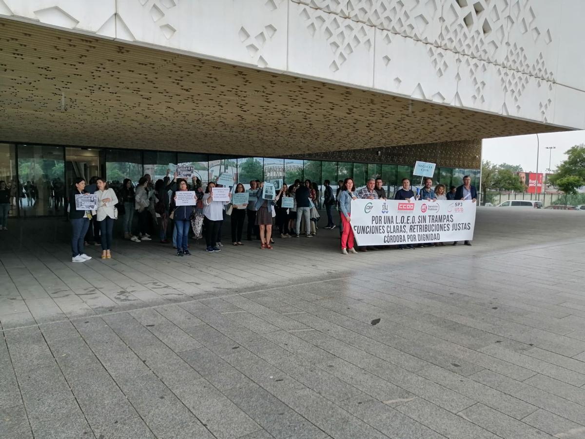 Concentración de los funcionarios de Justicia a las puertas de la sede judicial en Córdoba.