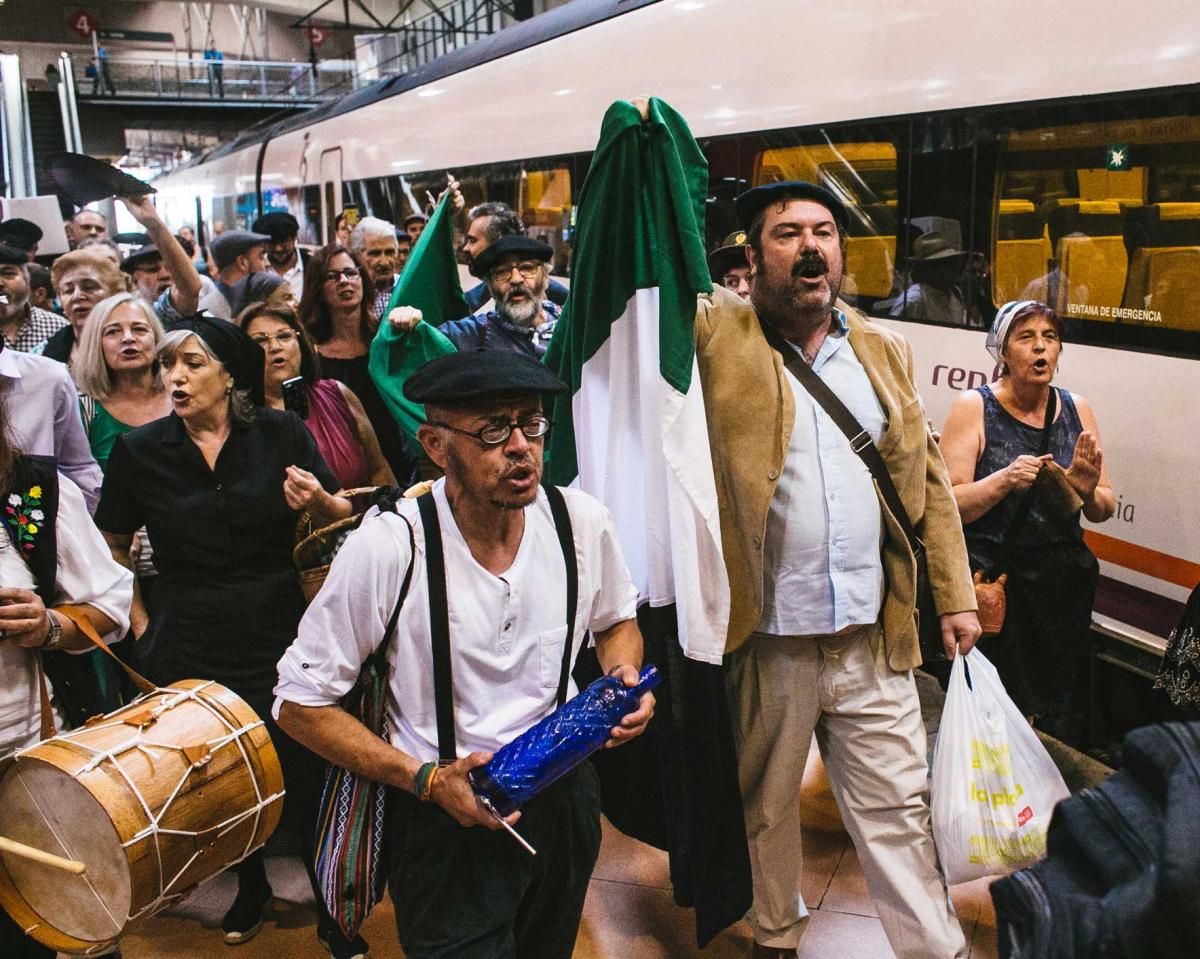 'Milana bonita' reivindica un tren digno para Extremadura en la estación de Atocha en Madrid