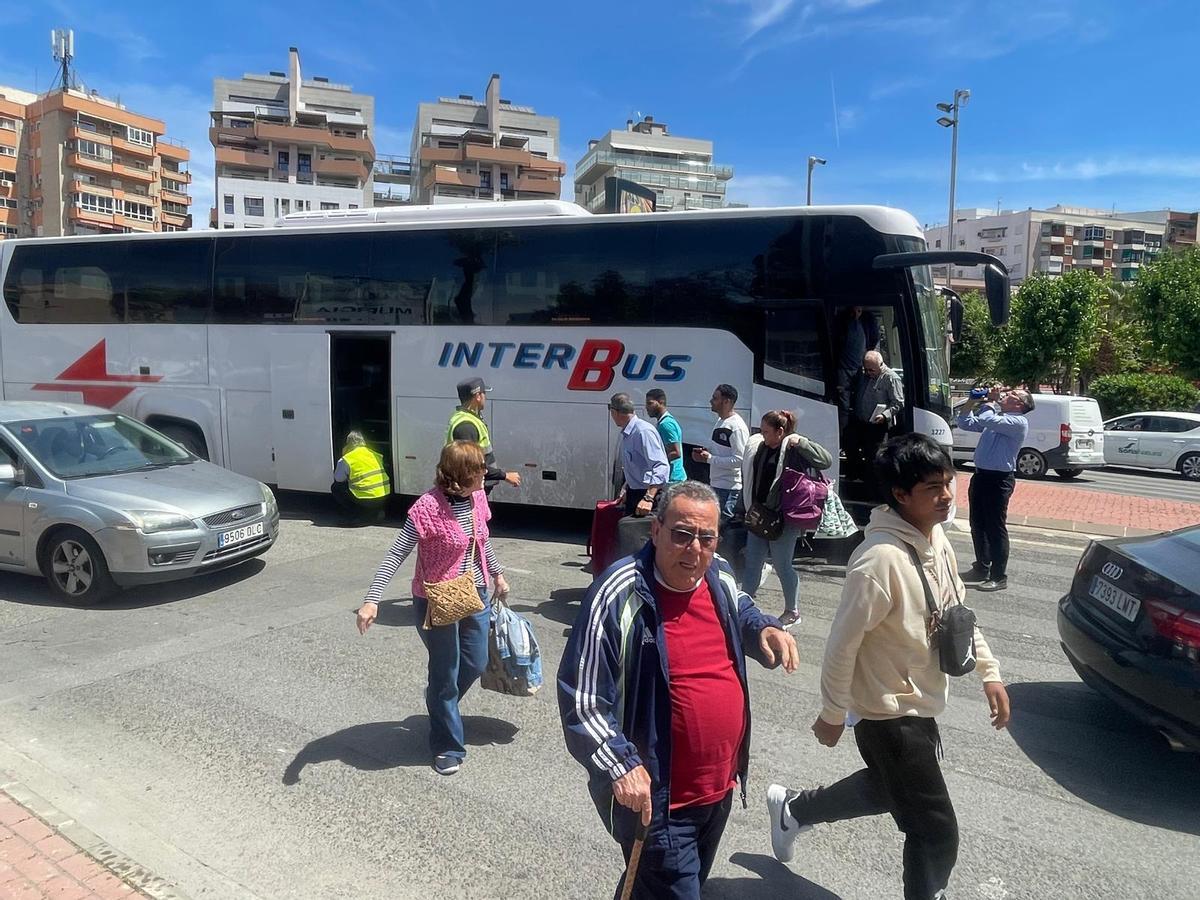 Los pasajeros desalojan el autobús.