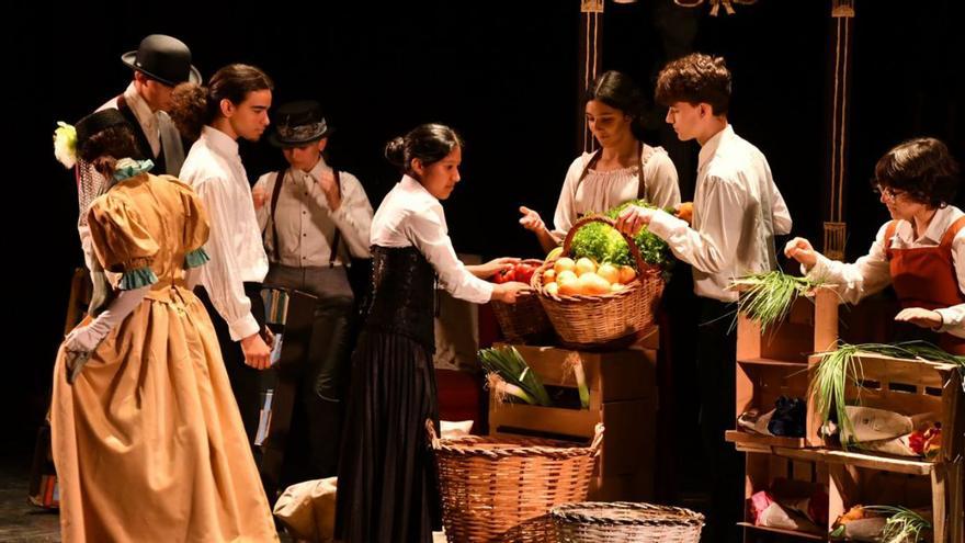 Alguns dels alumnes representant el musical, a l’escenari del Teatre El Jardí de Figueres. | IRENE ROÉ