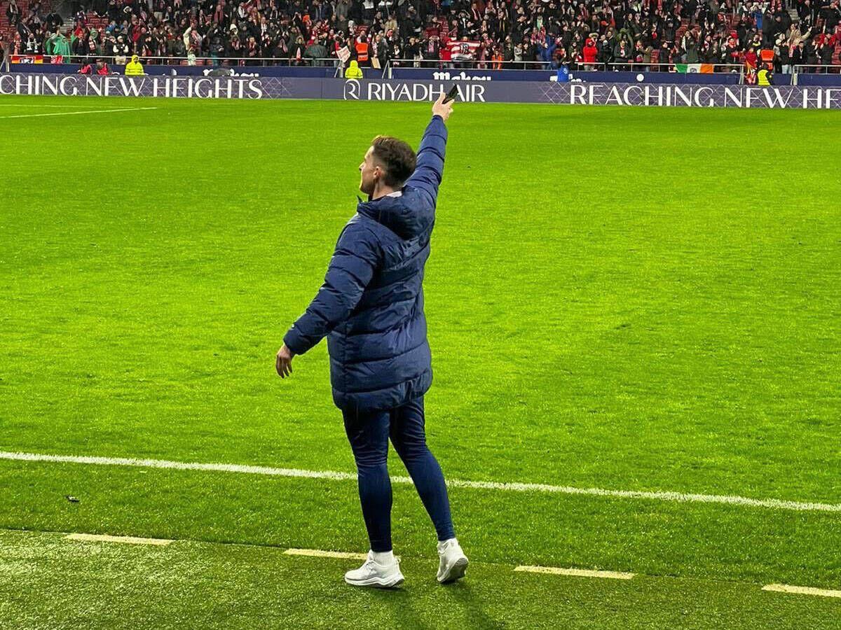 Juan Vivas en el campo, fisioterapeuta del Atlético de Madrid, Toro
