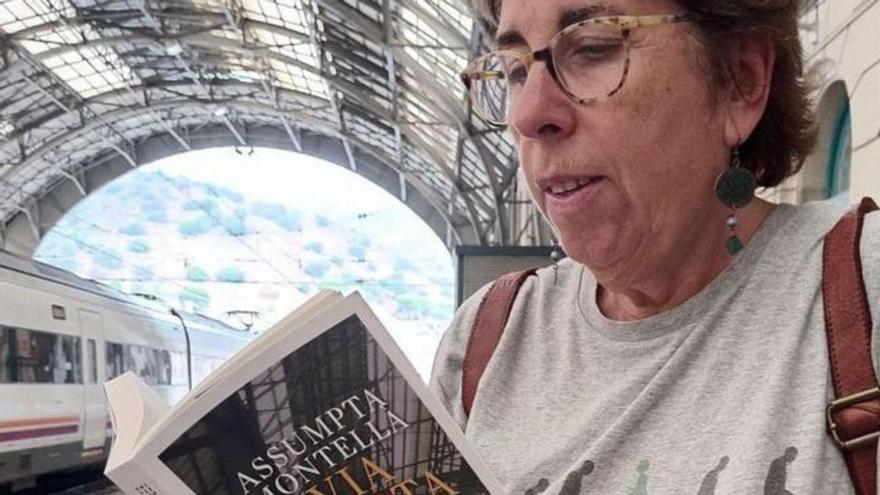 Assumpta Montellà a Portbou, on ha situat la trama de la seva primera novel·la de ficció. | EMPORDÀ