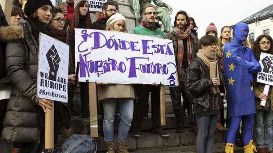 Erasmus protestan contra la incertidumbre sobre las becas de la UE