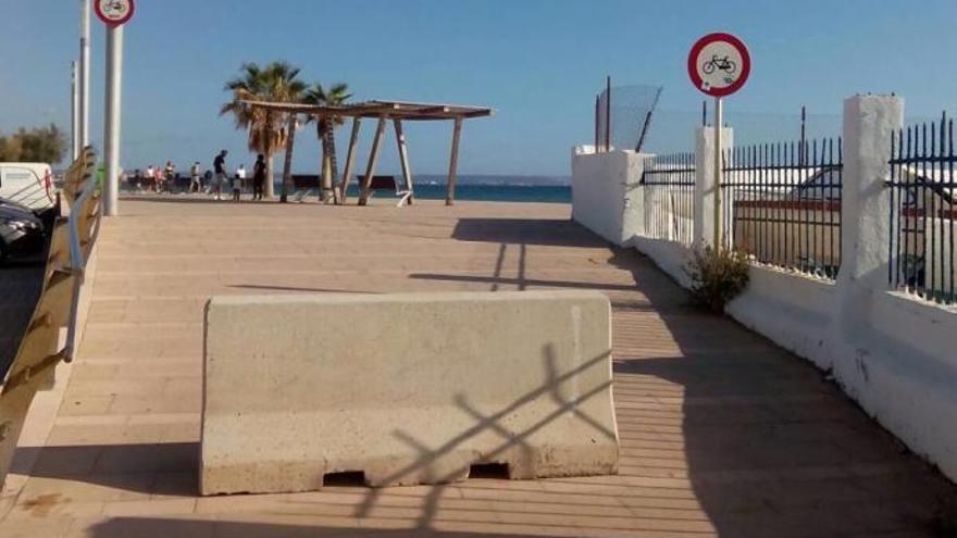 Anti-Terror-Barrieren nun auch an der Strandpromenade im Molinar-Viertel