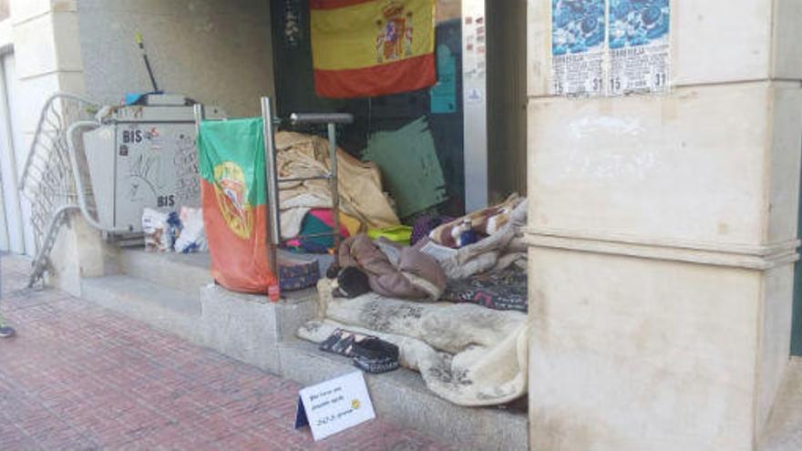 Una persona sin techo en la calle María Parodi de Torrevieja este lunes