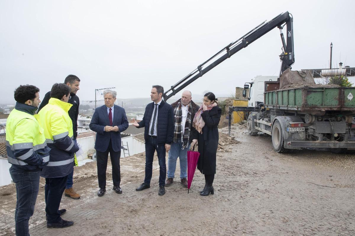 Trabajos de urgencia en la zona del muro de tapial afectado por el temporal en Castro del Río.