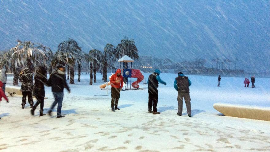 Nieva en Dénia y Xàbia y en las playas y empiezan a cortarse decenas de carreteras