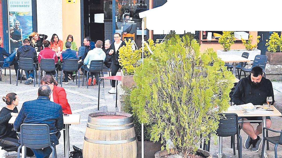 Imatge d’arxiu de persones a la terrassa d’un restaurant.