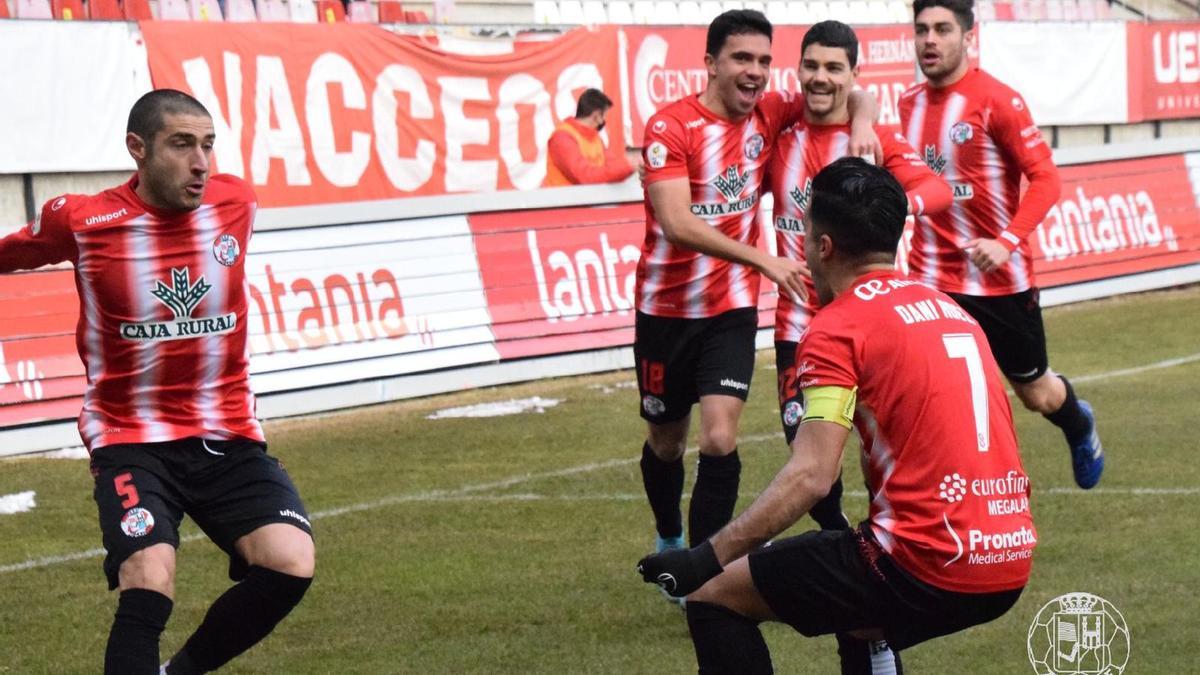 Los jugadores del Zamora celebran el segundo gol
