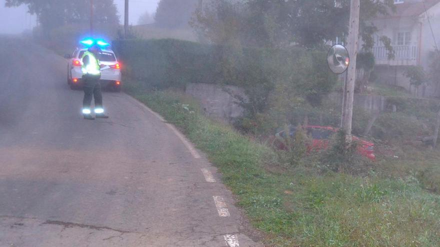 El vehículo terminó saliendo de la vía tras el accidente. // G. C.