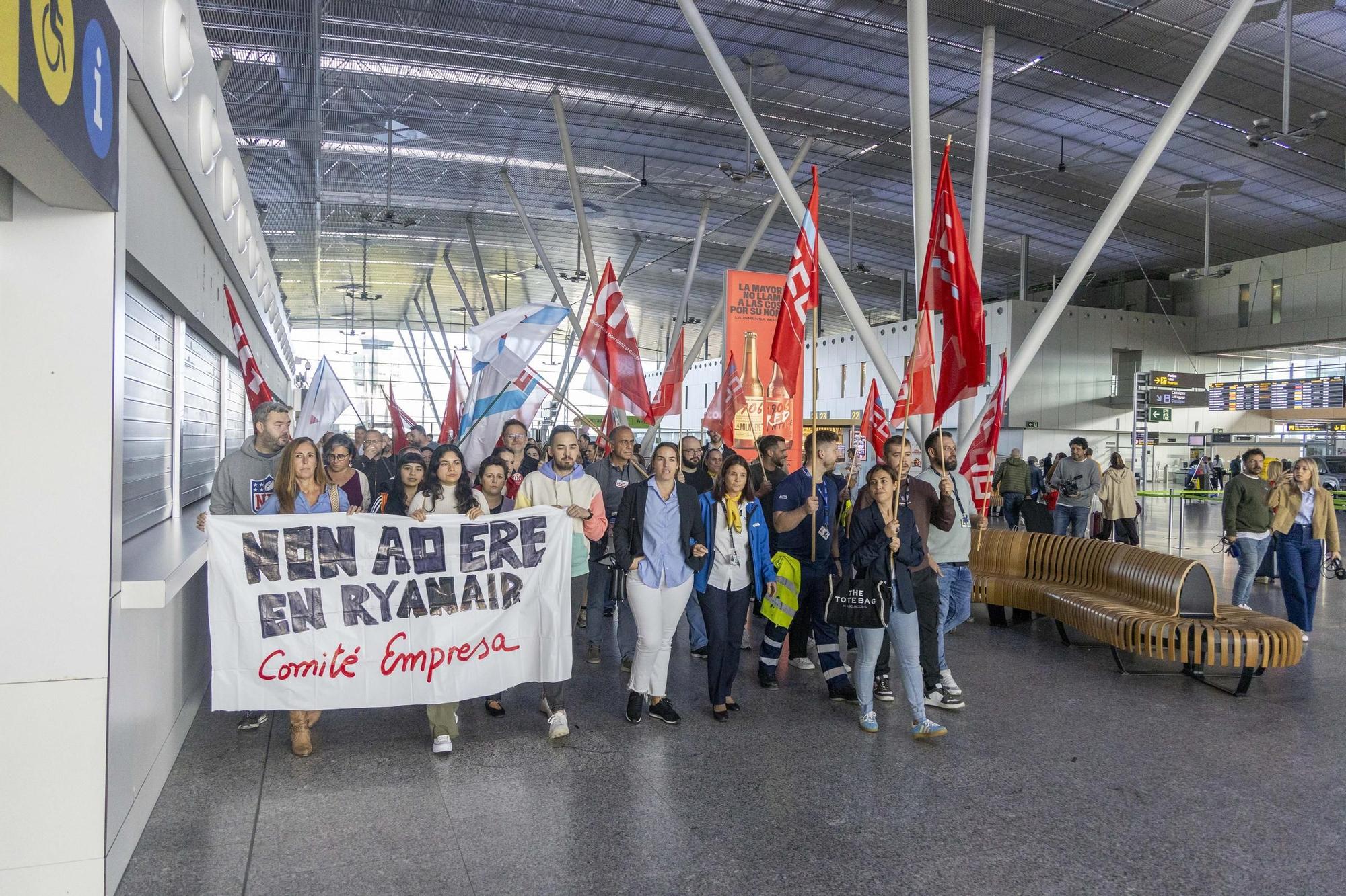 Lostrabajadores de Ryanair se concentran en Lavacolla protestando por el ERE al que se ven  abocados
