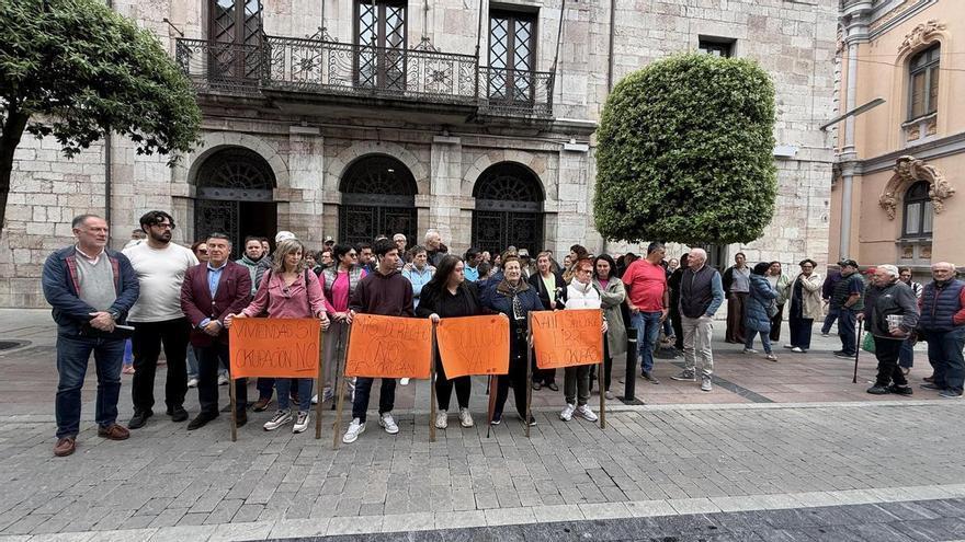 Vipasa tapia la entrada de una de las dos viviendas sociales ocupadas ilegalmente en Nueva de Llanes, tras recibir una sentencia judicial favorable