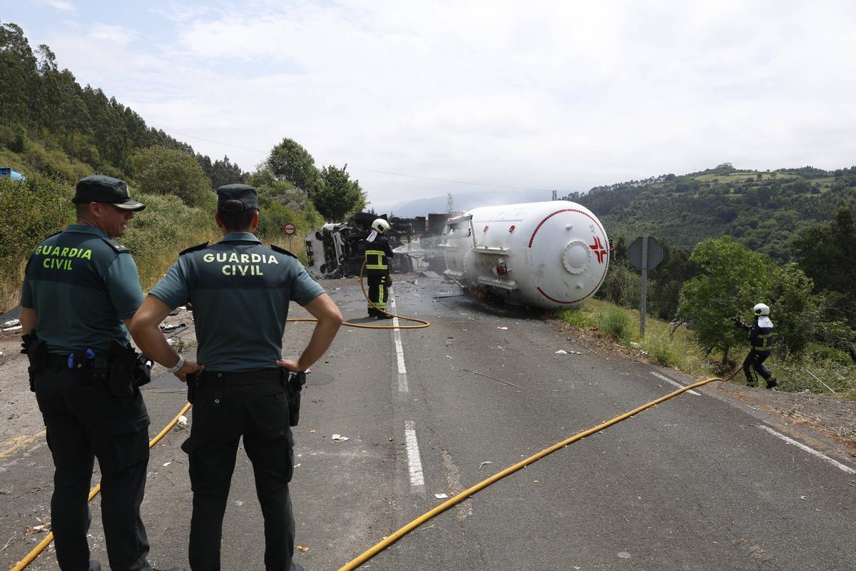 EN IMÁGENES: El espectacular accidente de un camión cisterna con gas en la Autovía del Cantábrico, a la altura de Colunga