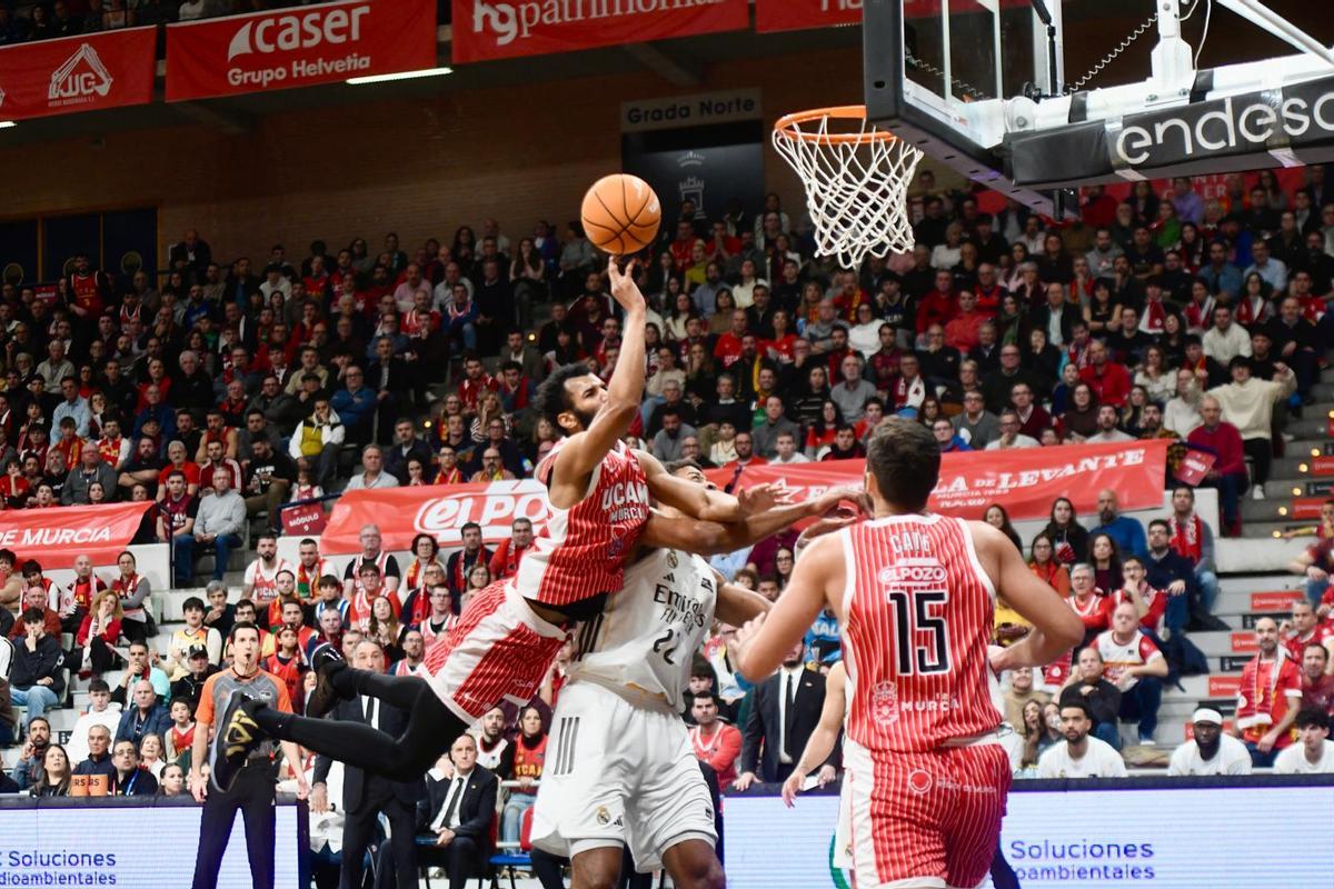 Hicks entra a canasta ante Tavares en el UCAM Murcia-Real Madrid