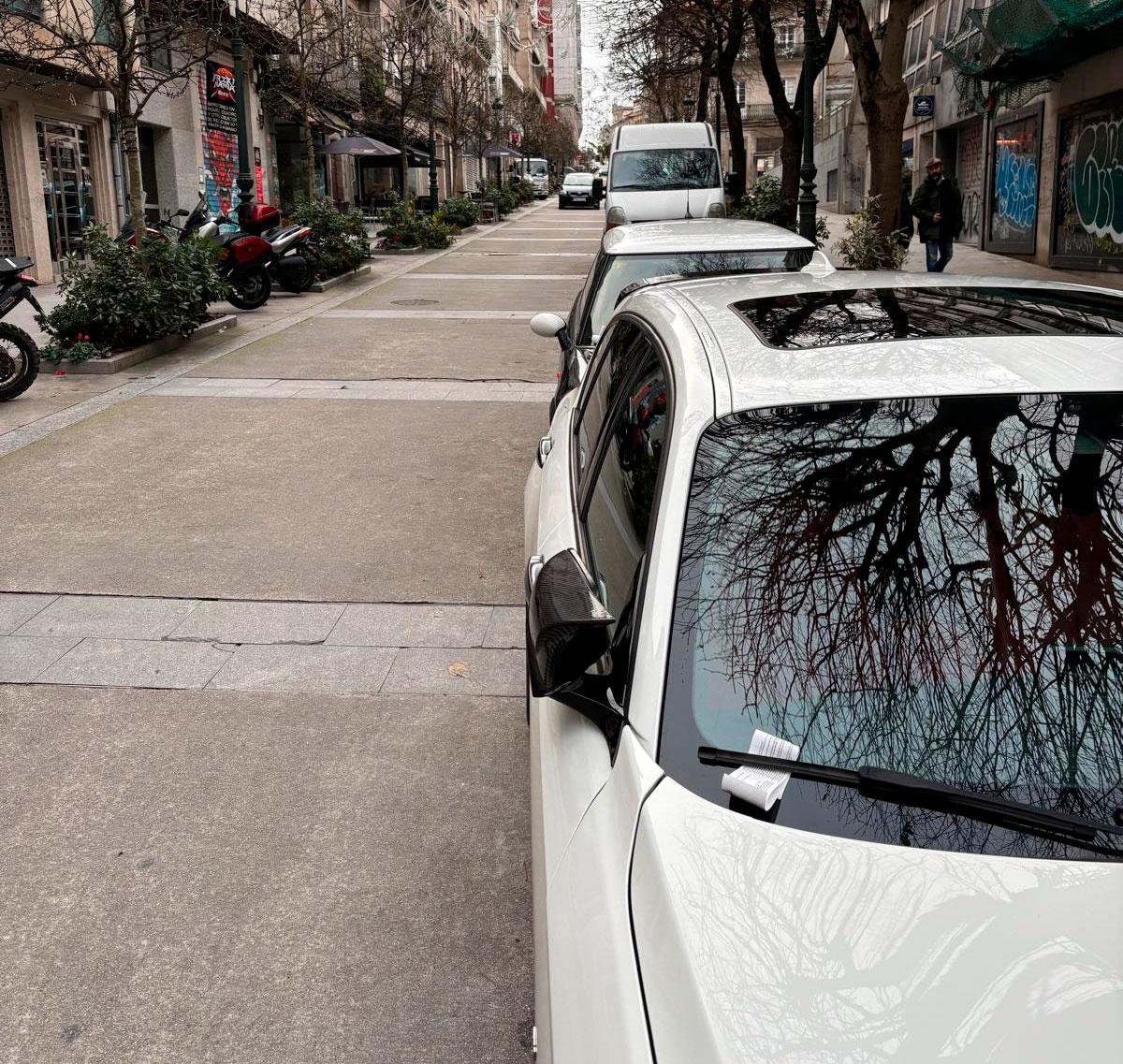 Otro coche multado en la Ronda de Don Bosco.