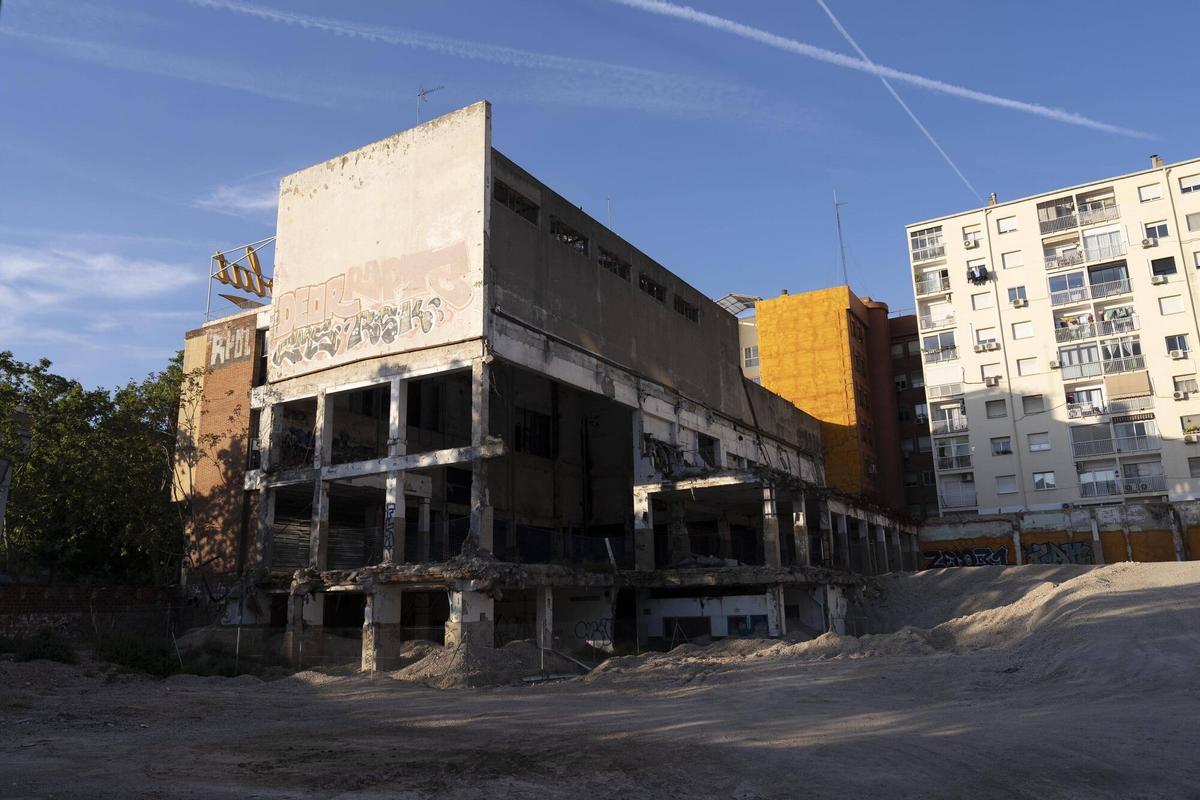 La fachada de la fábrica, vista por detrás, con el resto del edificio ya demolido.