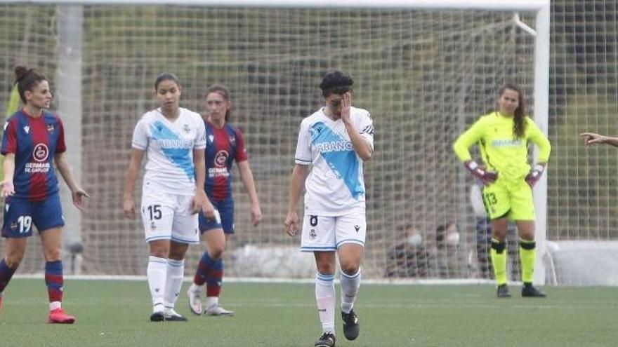 La deportivista Alba Merino, cabizbaja, tras encajar uno de los goles esta tarde en Buñol.