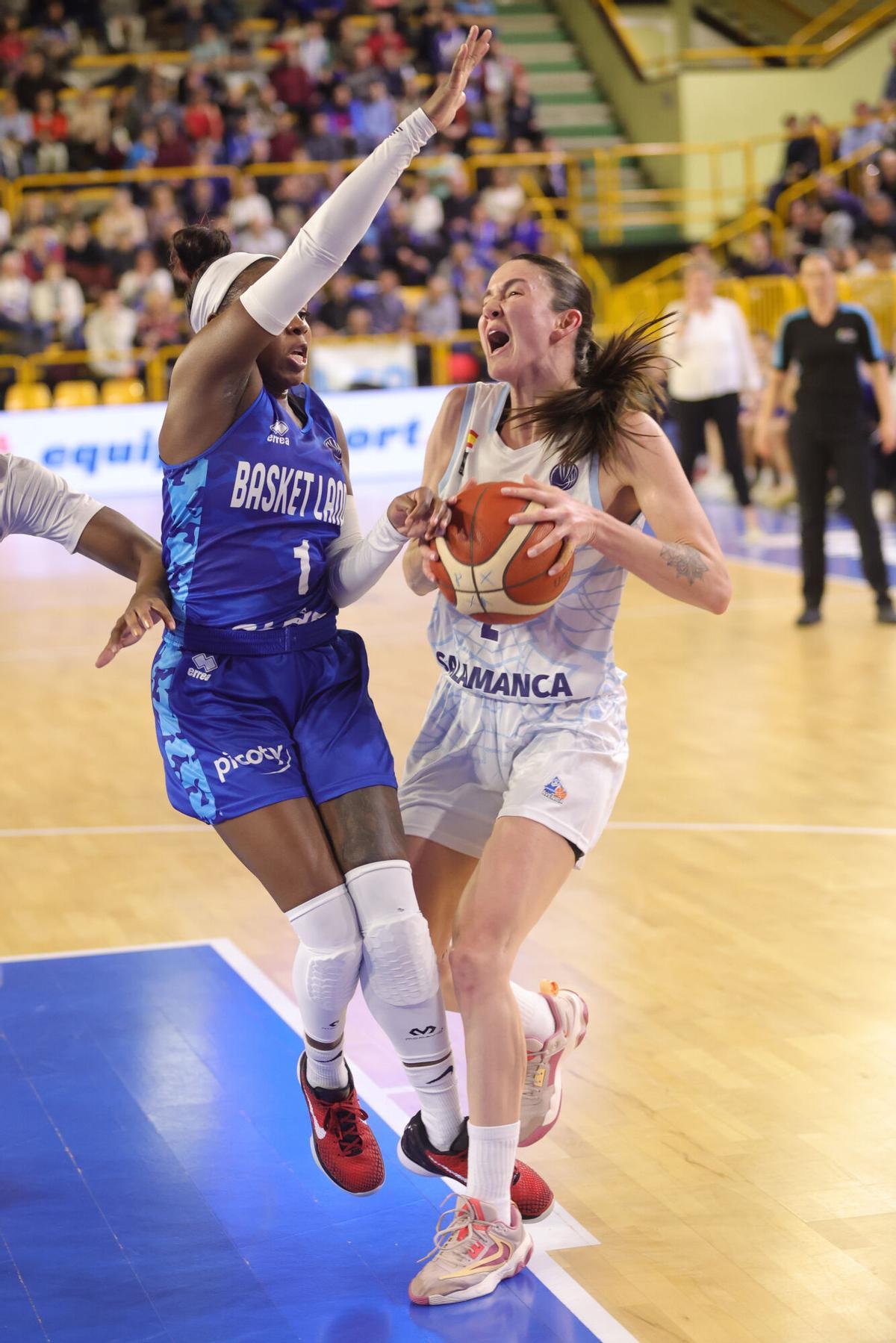 SALAMANCA, 17/01/2024.- Olkay Cakir (d) del Perfumerías Avenida y Alexis Peterson, del Basket Landes, durante el partido la la Euroliga femenina disputado este miércoles en el pabellón Wurzburg de Salamanca. EFE/JM GARCIA