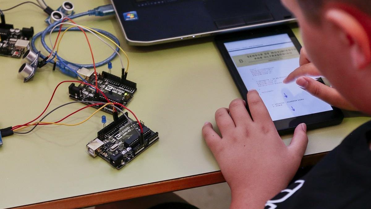 Programación. Alumnos conectando luces con el ordenador.