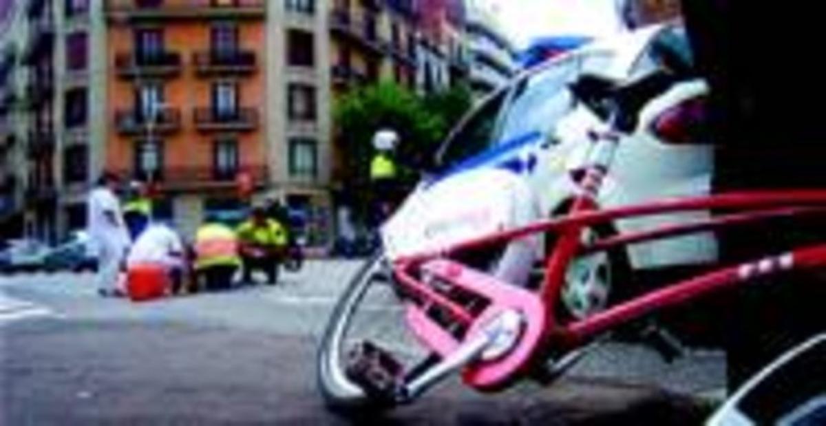 Una usuària del Bicing atropellada és atesa a la Diagonal, ahir. Una usuària del Bicing atropellada és atesa a la Diagonal, ahir.