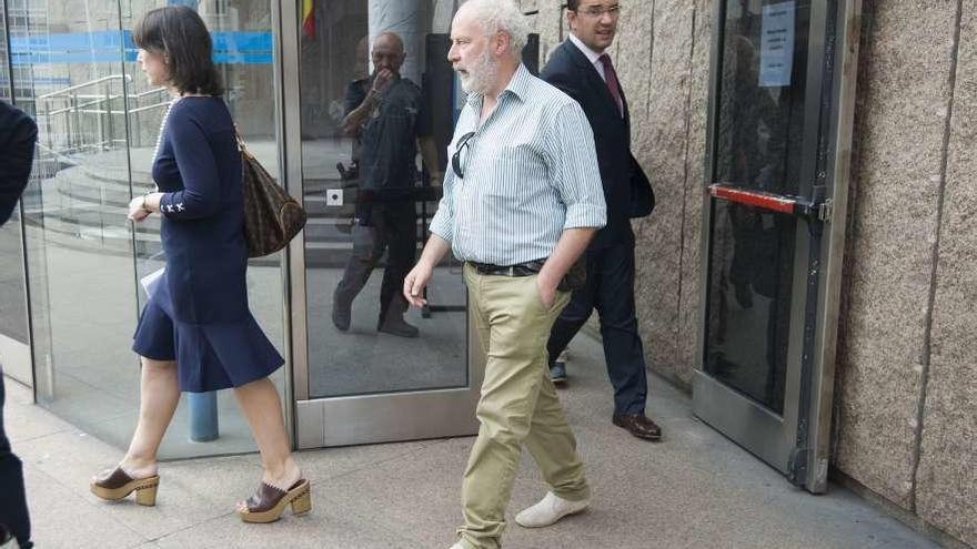 El exalcalde Juan José Rocha, este viernes, a la salida del juzgado, tras recibir la sentencia.