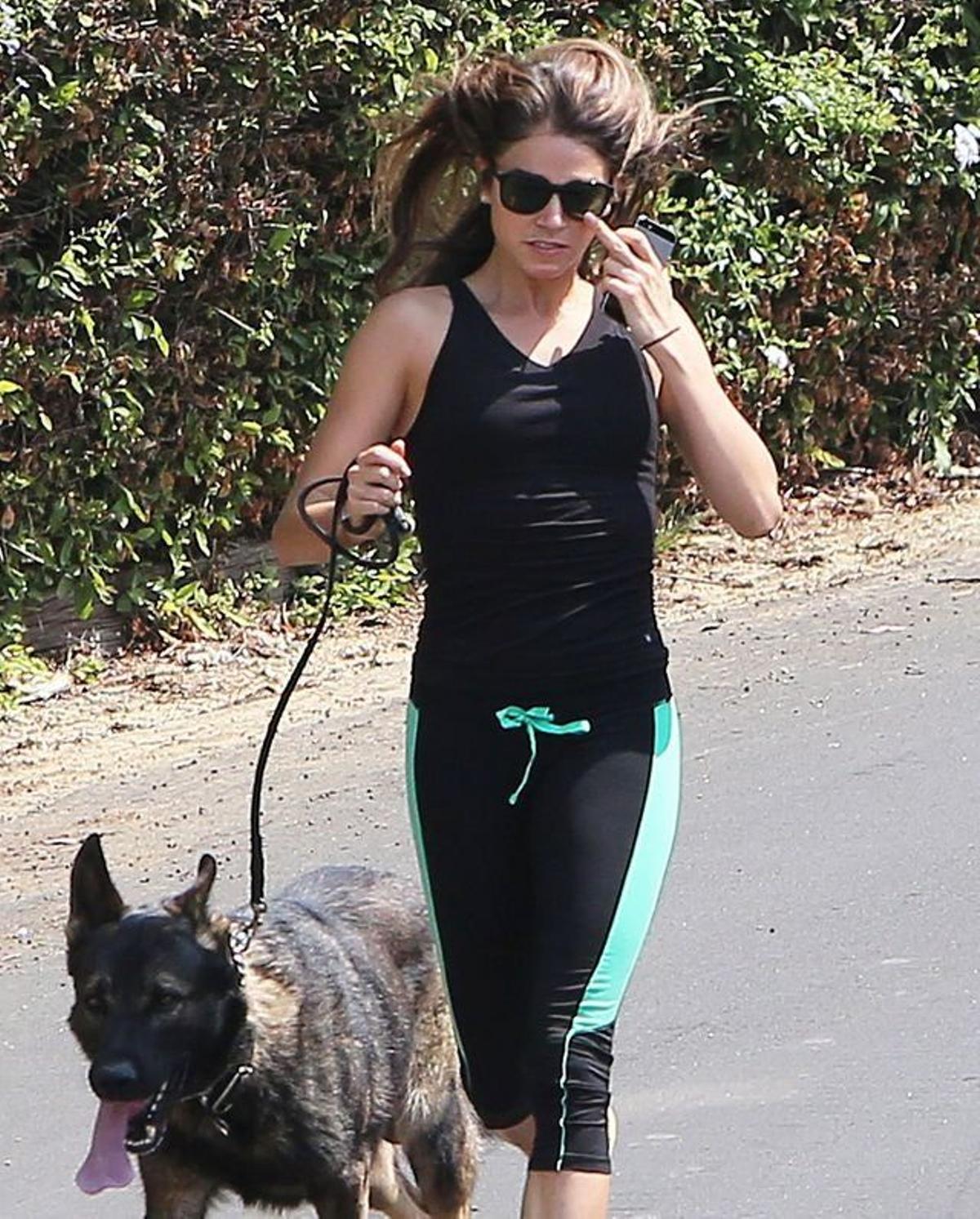 Nicki Reed corriendo con su perro