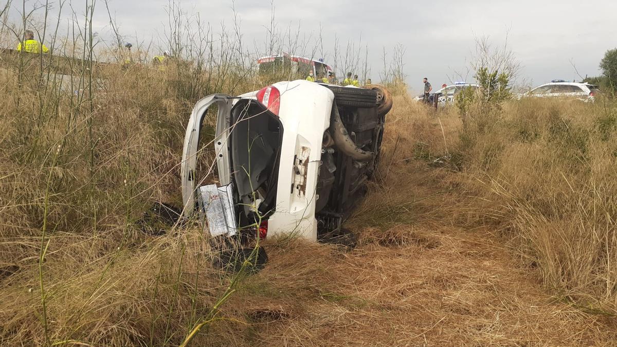 El vehículo accidentado en el que estaba atrapada una joven de 24 años.