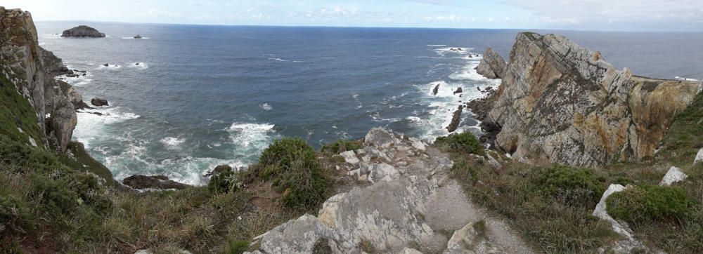 Cap de Peñas. És compost per roca quarsita armoricana amb una marcada resistència a l'abrasió. La geografia, la geologia, la flora i la fauna fan del cap de Peñas un dels llocs més singulars de la costa asturiana.