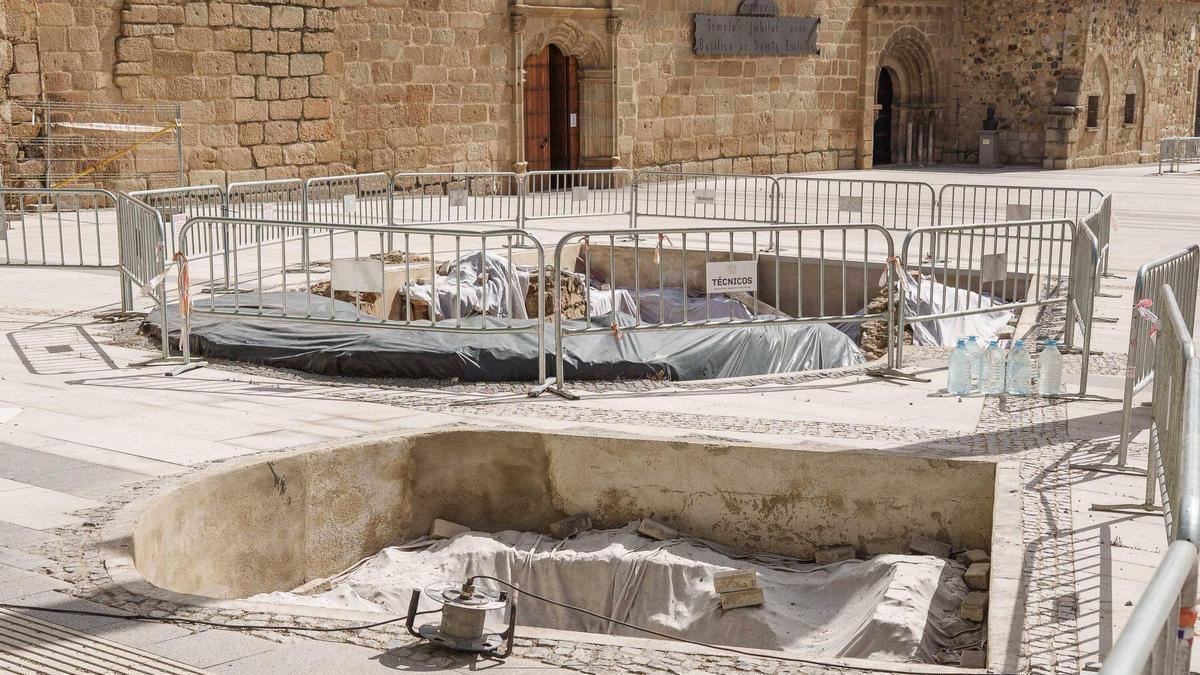 Restos arqueológicos pendientes de integración en la plaza de Santa Eulalia de Mérida.