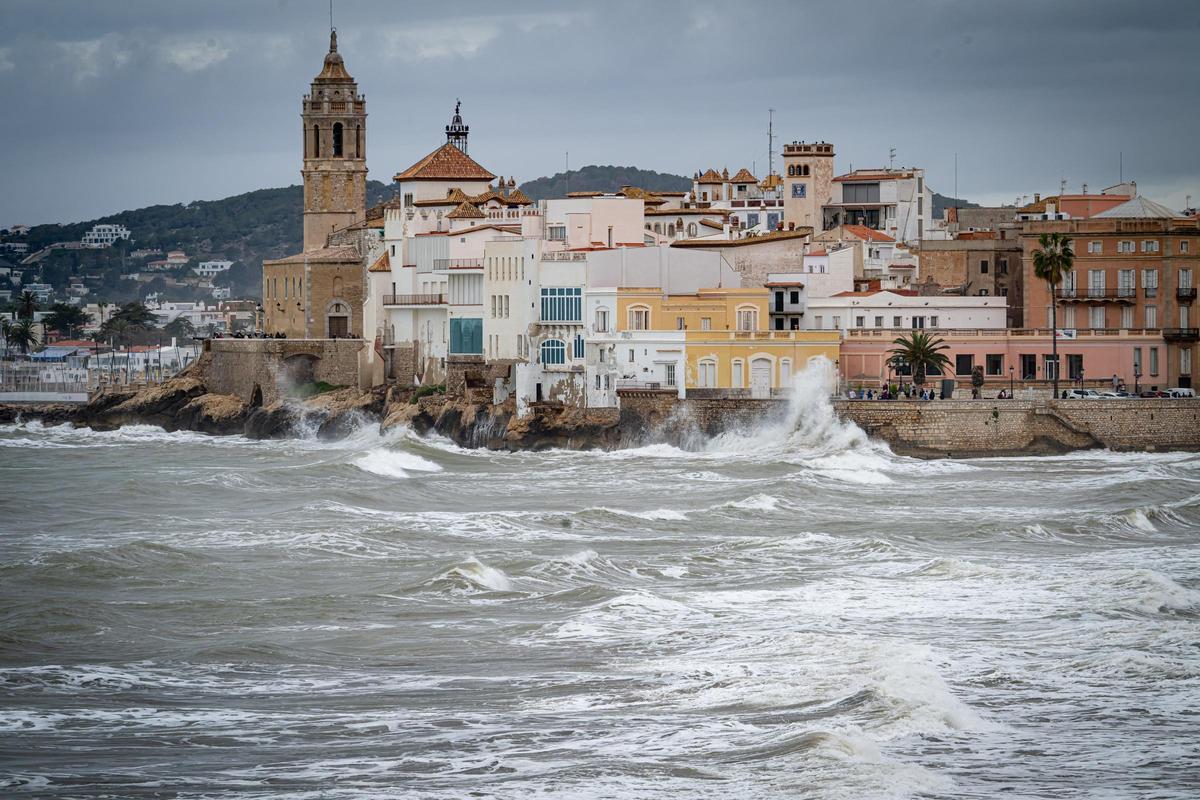 Las olas golpean con fuerza el litoral de Sitges, durante el paso de la borrasca Nelson