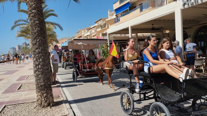 La “Fireta de Sant Jaume” de El Campello llega a su fin con la bajada en carro hasta la playa