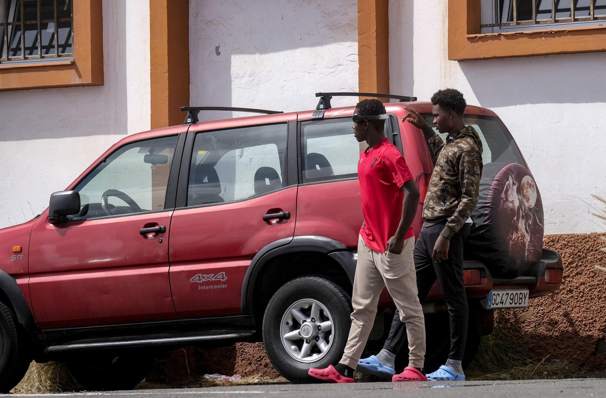 Traslado de menores migrantes asilados a las instalaciones del Canarias 50 en La Isleta