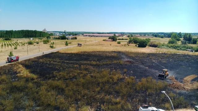Labores de extinción del fuego en la Vía del Canal. | E. P.