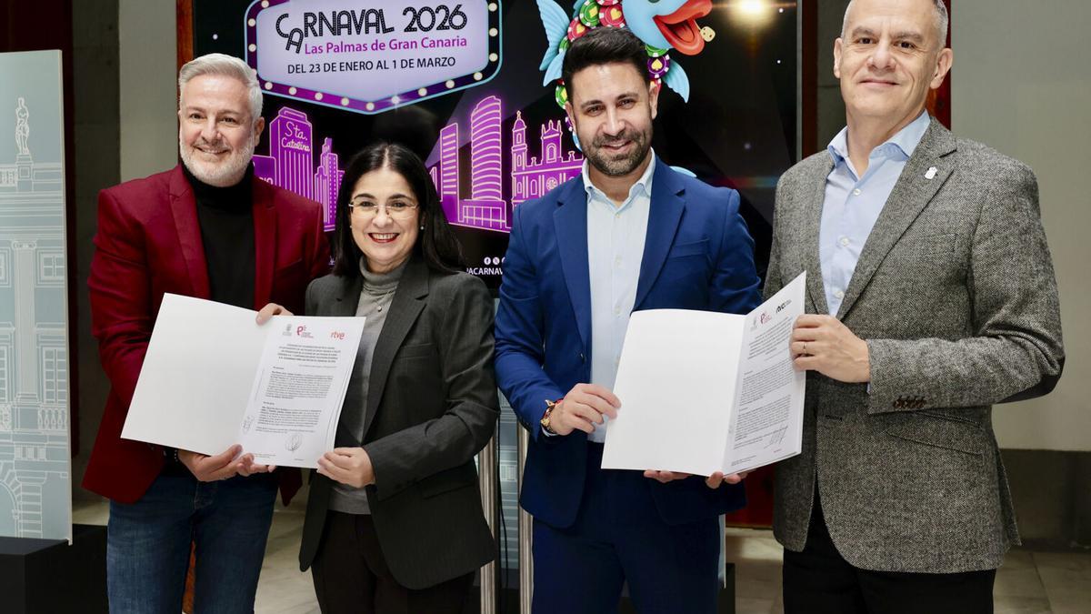 Carolina Darias y Héctor Alemán firman el convenio para la retransmisión del Carnaval de Las Vegas.