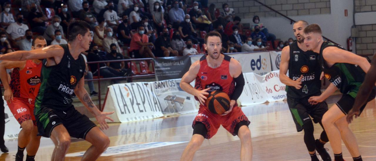 Jugadores del Joventut defienden un ataque del Breogán, en la semifinal del viernes