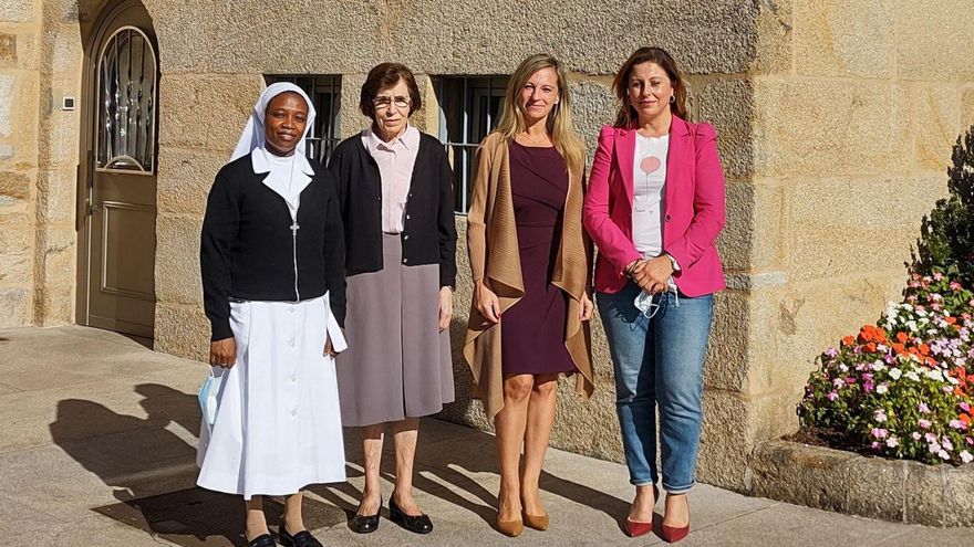 Desde la izda., sor Anastasia, integradora social; sor Julita, directora del centro; Patricia Romaní, directora de instituciones de CaixaBank, y María Soliño, trabajadora social. | // FDV