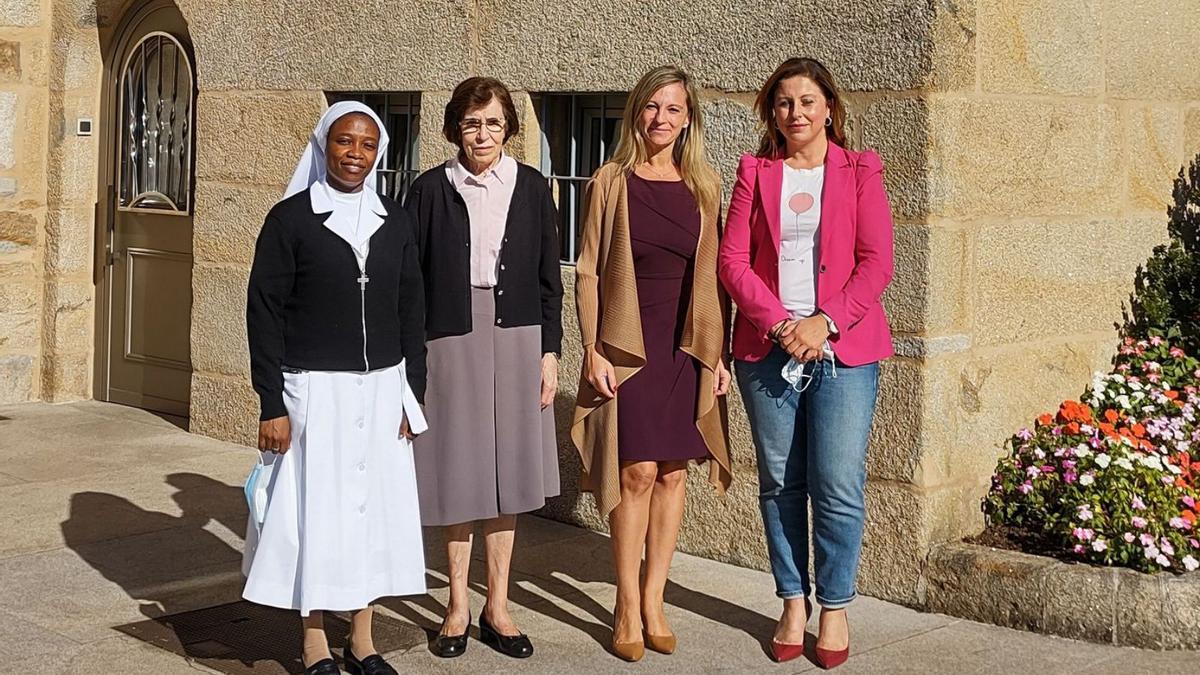 Desde la izda., sor Anastasia, integradora social; sor Julita, directora del centro; Patricia Romaní, directora de instituciones de CaixaBank, y María Soliño, trabajadora social. |  // FDV