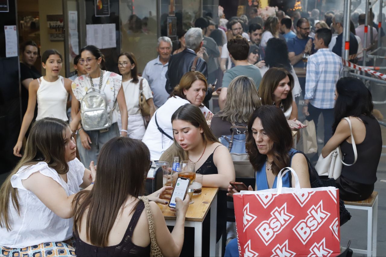 El centro de Córdoba se llena de ambiente en la Shopping Night 2025