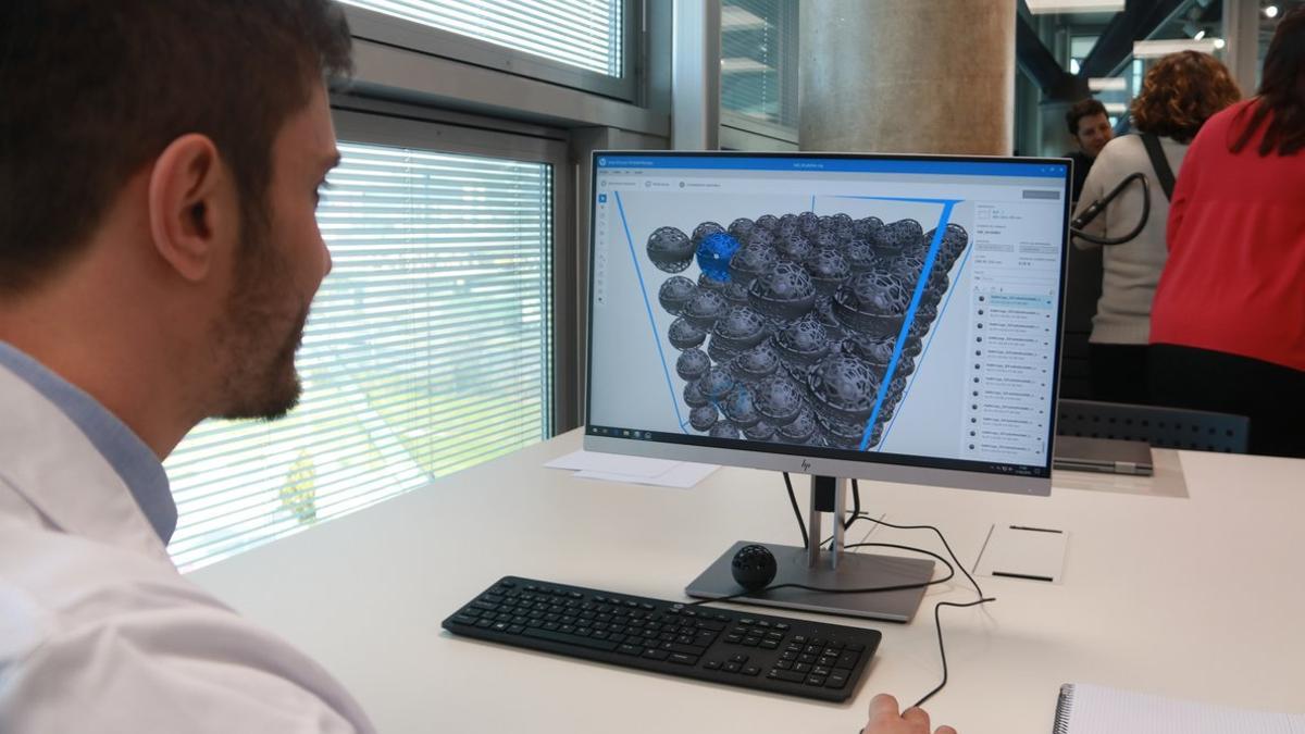 Un técnico trabajando en una impresión 3D en las instalaciones del Consorci.