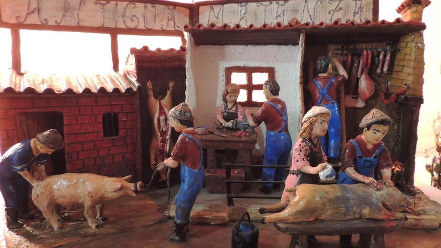 Tres de las maquetas expuestas por Humildad Tejedor Posada en su bar de Arrabalde, que reflejan las labores del mundo rural.