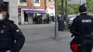 Dos agentes de la Ertzaintza, en San Sebastián, en una foto de archivo.