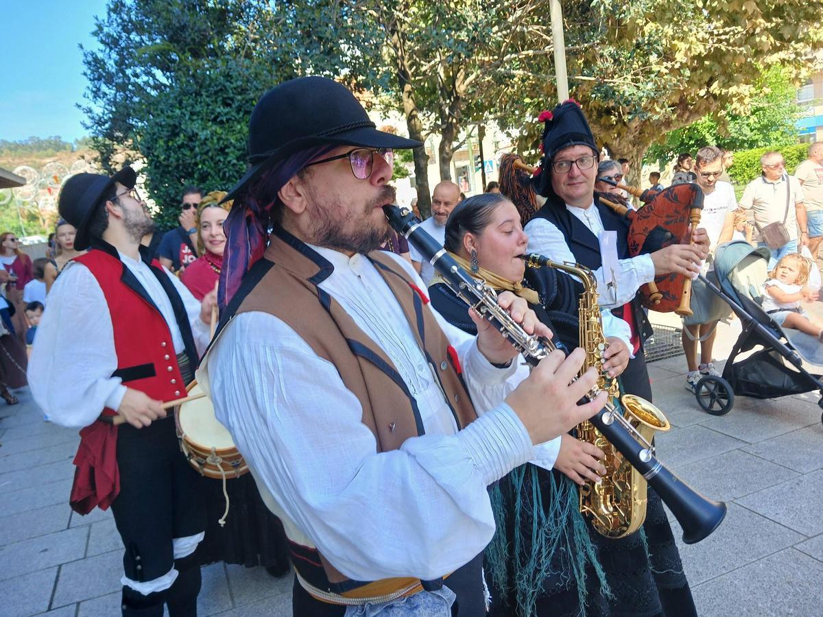 Los músicos de la Asociación Cultural Lembranzas da Ría acompañaron a los cabezudos en el desfile.