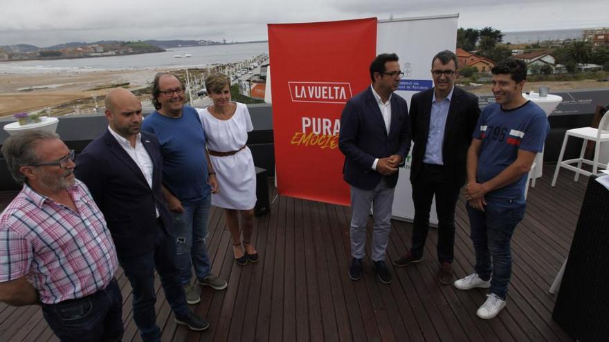 Presentación de la etapa de la Vuelta a España entre Caso y Gijón, hoy junto a la playa de San Lorenzo