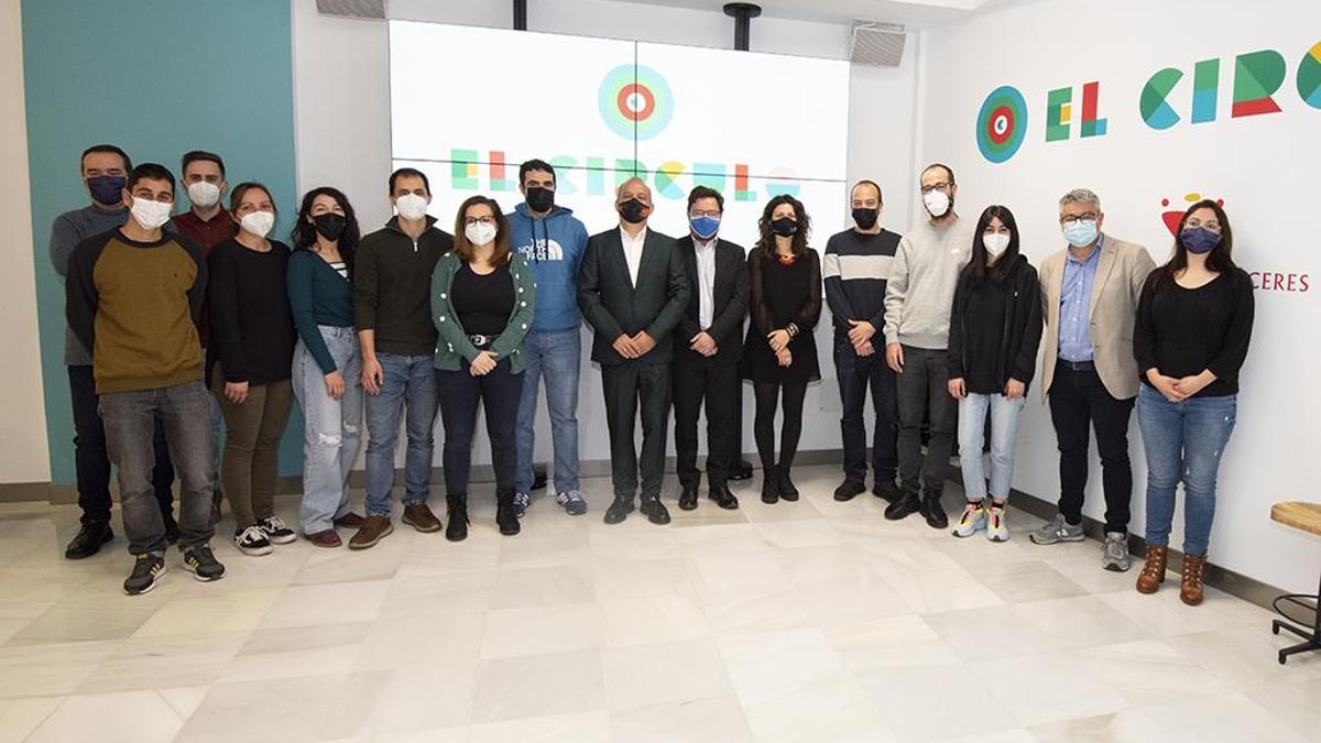 Foto de familia captada ayer en la presentación en Cáceres.