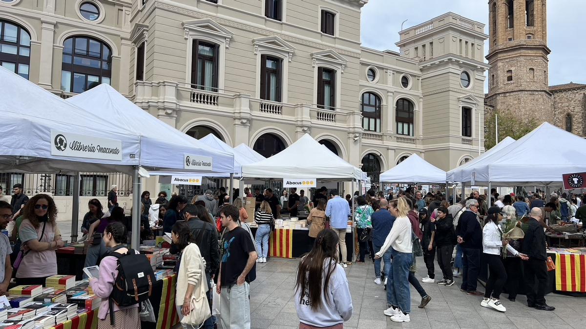 Diada de Sant Jordi en el centro de Sabadell
