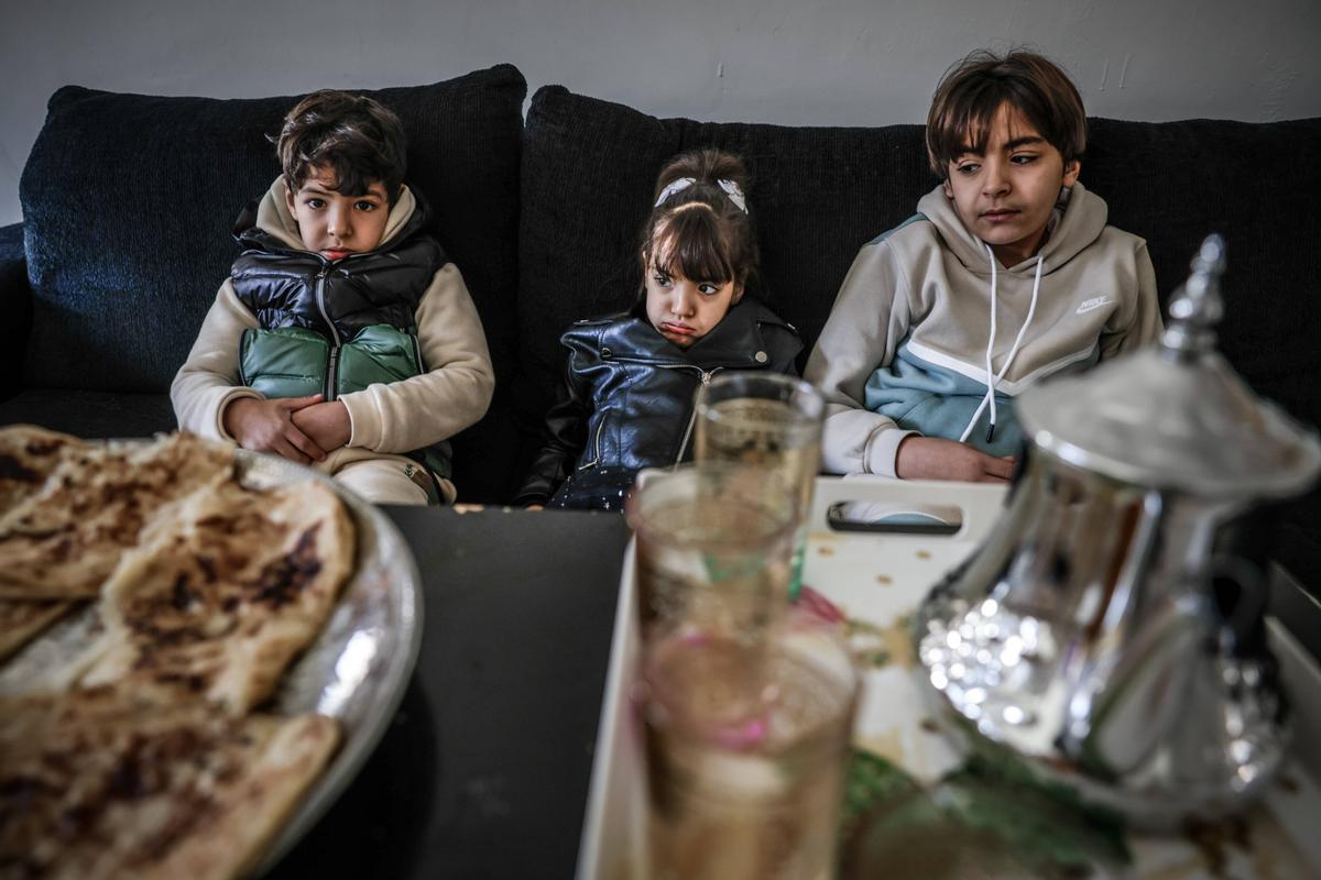 Los tres hijos de Bounash, en casa, esperando para poder ir a la escuela porque no pueden empadronarse en Ripoll.